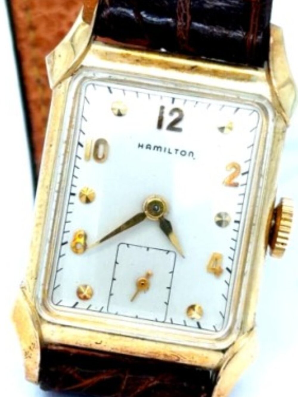 Collectible Hamilton “Milton” 19-jewel 982 mechanical wristwatch Alligator Band